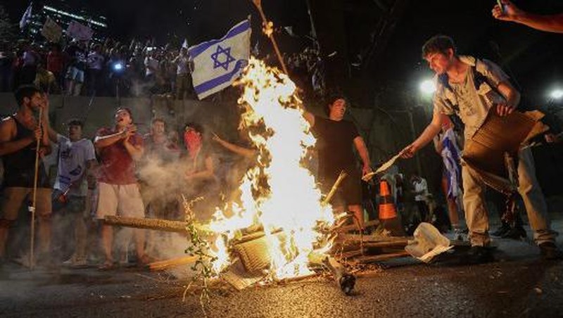 Para pengunjuk rasa berunjuk rasa menentang pemerintah dan menunjukkan dukungan bagi para sandera yang diculik selama serangan mematikan 7 Oktober, di tengah konflik yang sedang berlangsung di Gaza antara Israel dan Hamas, di Tel Aviv, Israel, 1 September 2024. (REUTERS/Florion Goga)