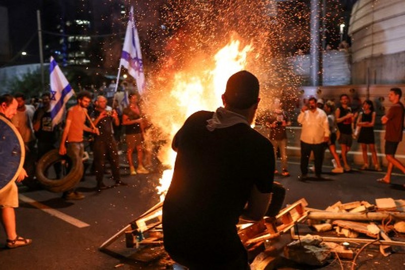 Para pengunjuk rasa berunjuk rasa menentang pemerintah dan menunjukkan dukungan bagi para sandera yang diculik selama serangan mematikan 7 Oktober, di tengah konflik yang sedang berlangsung di Gaza antara Israel dan Hamas, di Tel Aviv, Israel, 1 September 2024. Para pengunjuk rasa berunjuk rasa menentang pemerintah dan menunjukkan dukungan bagi para sandera yang diculik selama serangan mematikan 7 Oktober, di tengah konflik yang sedang berlangsung di Gaza antara Israel dan Hamas, di Tel Aviv, Israel, 1 September 2024. (REUTERS/Florion Goga)