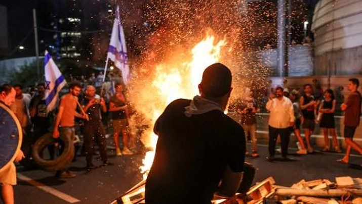 Protesters set wooden pallets on fire as they block Tel Aviv's Ayalon highway during an anti-government rally calling for the release of Israelis held hostage by Palestinian militants in Gaza since October, on September 1, 2024, after Israel announced its troops had found six dead hostages in a Gaza tunnel. Families of Israeli hostages have called for a nationwide general strike starting September 1 night to force the government to reach a deal to secure the release of captives still held in Gaza. (Photo by Oren ZIV / AFP)