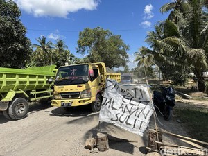 Warga Simpan Pohon Kelapa-Batu di Jalan Ponre Bone gegara 2 Tahun Rusak Parah