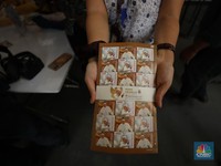 Penampakan Prangko Limited Edition Seri Kunjungan Paus Fransiskus