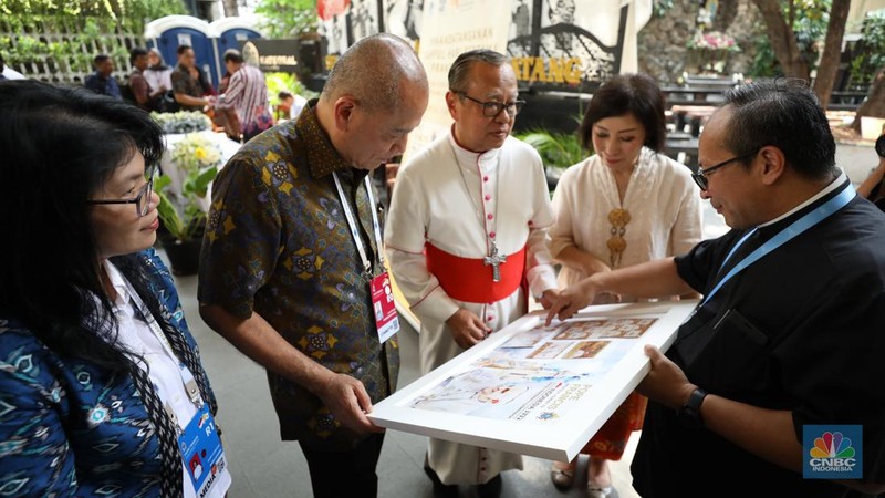 Kementerian Komunikasi dan Informatika (Kominfo) bersama PT Pos Indonesia (Persero) meluncurkan prangko seri khusus Paus Fransiskus di Plaza Maria, Katedral Jakarta, Senin (2/9/2024). (CNBC Indonesia/Tri Susilo)