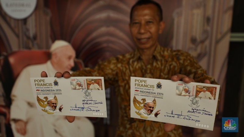 Kementerian Komunikasi dan Informatika (Kominfo) bersama PT Pos Indonesia (Persero) meluncurkan prangko seri khusus Paus Fransiskus di Plaza Maria, Katedral Jakarta, Senin (2/9/2024). (CNBC Indonesia/Tri Susilo) Kementerian Komunikasi dan Informatika (Kominfo) bersama PT Pos Indonesia (Persero) meluncurkan prangko seri khusus Paus Fransiskus di Plaza Maria, Katedral Jakarta, Senin (2/9/2024). (CNBC Indonesia/Tri Susilo)
