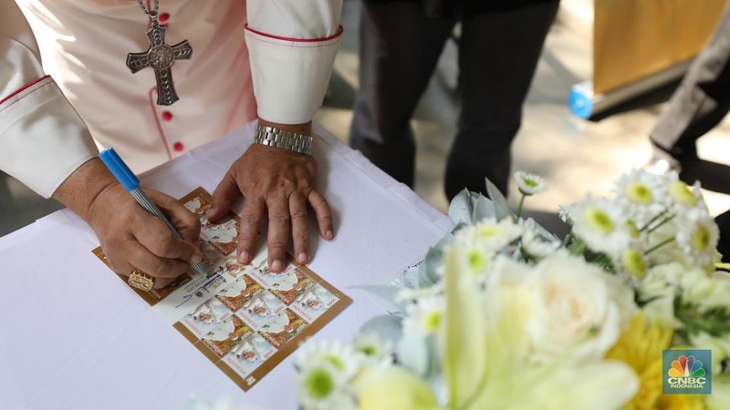 Kementerian Komunikasi dan Informatika (Kominfo) bersama PT Pos Indonesia (Persero) meluncurkan prangko seri khusus Paus Fransiskus di Plaza Maria, Katedral Jakarta, Senin (2/9/2024). (CNBC Indonesia/Tri Susilo)