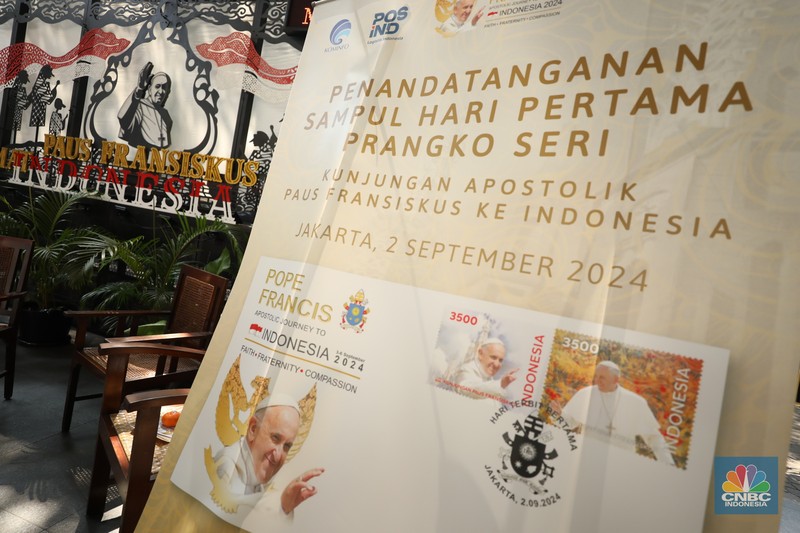 Kementerian Komunikasi dan Informatika (Kominfo) bersama PT Pos Indonesia (Persero) meluncurkan prangko seri khusus Paus Fransiskus di Plaza Maria, Katedral Jakarta, Senin (2/9/2024). (CNBC Indonesia/Tri Susilo)
