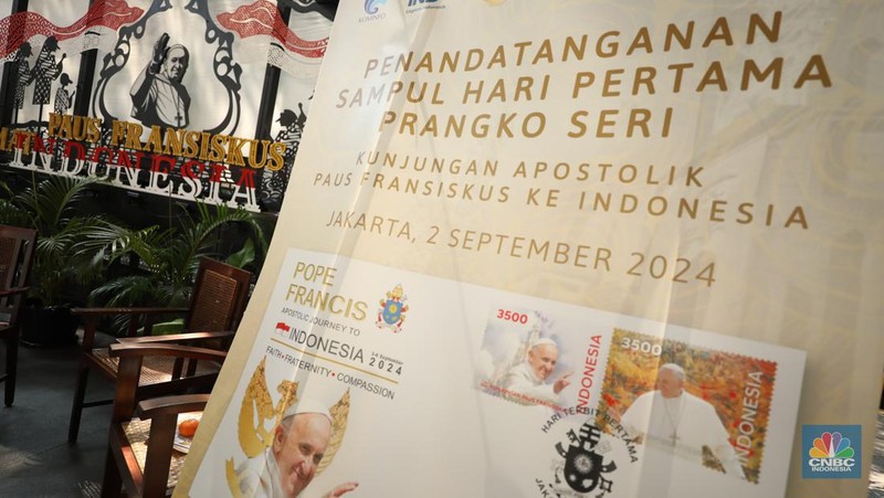 Kementerian Komunikasi dan Informatika (Kominfo) bersama PT Pos Indonesia (Persero) meluncurkan prangko seri khusus Paus Fransiskus di Plaza Maria, Katedral Jakarta, Senin (2/9/2024). (CNBC Indonesia/Tri Susilo)