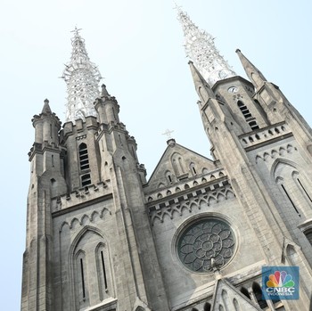 Melihat Kesibukan Katedral Jelang Kedatangan Paus Fransiskus
