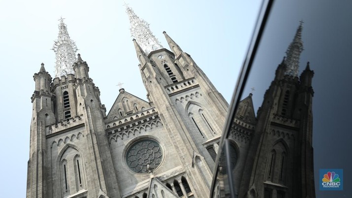 Kesibukan Katedral Jelang Kedatangan Paus Fransiskus. (CNBC Indonesia/Tri Susilo)