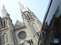 Melihat Kesibukan Katedral Jelang Kedatangan Paus Fransiskus