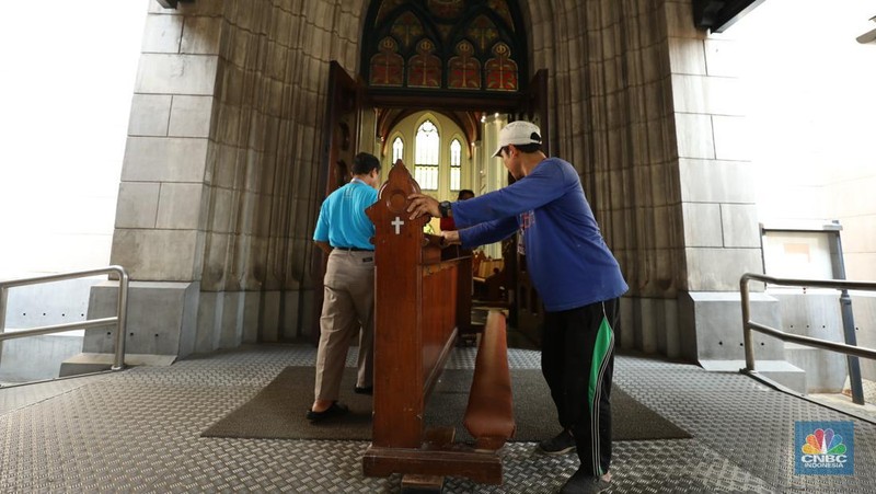 Kesibukan Katedral Jelang Kedatangan Paus Fransiskus. (CNBC Indonesia/Tri Susilo)