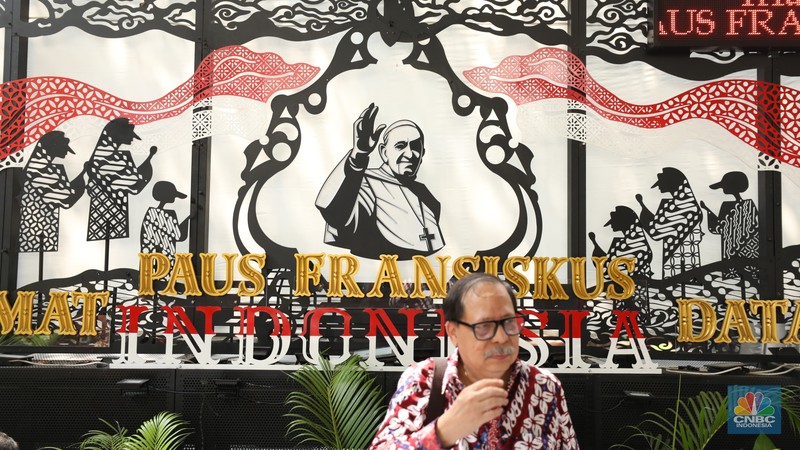 Kementerian Komunikasi dan Informatika (Kominfo) bersama PT Pos Indonesia (Persero) meluncurkan prangko seri khusus Paus Fransiskus di Plaza Maria, Katedral Jakarta, Senin (2/9/2024). (CNBC Indonesia/Tri Susilo) Kementerian Komunikasi dan Informatika (Kominfo) bersama PT Pos Indonesia (Persero) meluncurkan prangko seri khusus Paus Fransiskus di Plaza Maria, Katedral Jakarta, Senin (2/9/2024). (CNBC Indonesia/Tri Susilo)