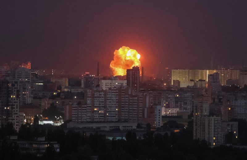 Ledakan setelah serangan rudal Rusia terlihat di langit kota selama serangan rudal Rusia, di tengah serangan Rusia terhadap Ukraina, di Kyiv, Ukraina 2 September 2024. (REUTERS/Gleb Garanich)