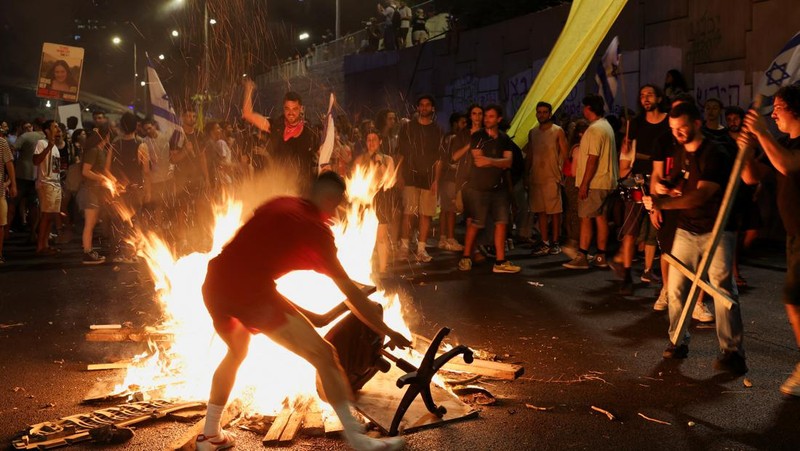 Para pengunjuk rasa berunjuk rasa menentang pemerintah dan menunjukkan dukungan bagi para sandera yang diculik selama serangan mematikan 7 Oktober, di tengah konflik yang sedang berlangsung di Gaza antara Israel dan Hamas, di Tel Aviv, Israel, 1 September 2024. (REUTERS/Florion Goga)