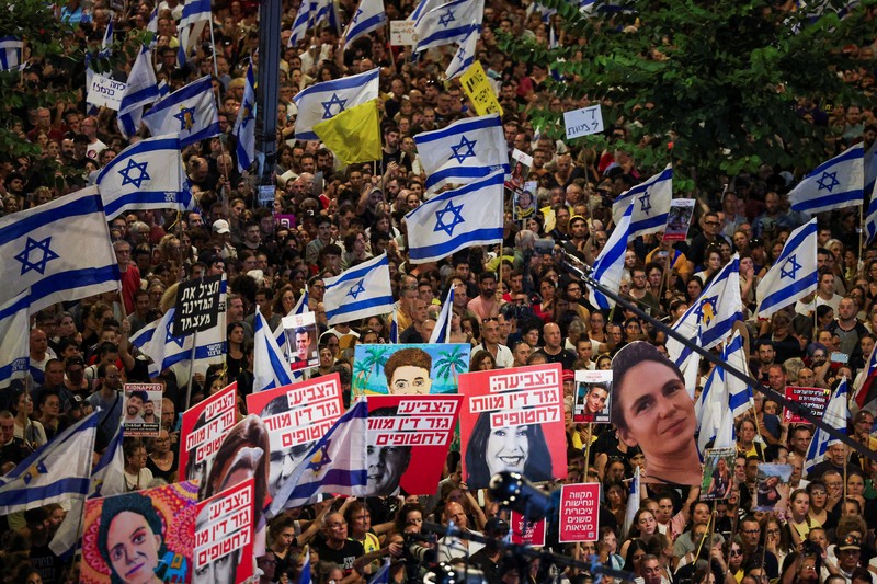 Para pengunjuk rasa berunjuk rasa menentang pemerintah dan menunjukkan dukungan bagi para sandera yang diculik selama serangan mematikan 7 Oktober, di tengah konflik yang sedang berlangsung di Gaza antara Israel dan Hamas, di Tel Aviv, Israel, 1 September 2024. (REUTERS/Florion Goga)