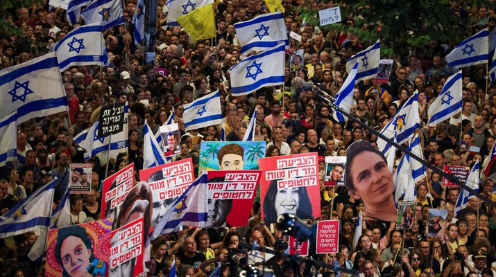 Para pengunjuk rasa berunjuk rasa menentang pemerintah dan menunjukkan dukungan bagi para sandera yang diculik selama serangan mematikan 7 Oktober, di tengah konflik yang sedang berlangsung di Gaza antara Israel dan Hamas, di Tel Aviv, Israel, 1 September 2024. (REUTERS/Florion Goga)