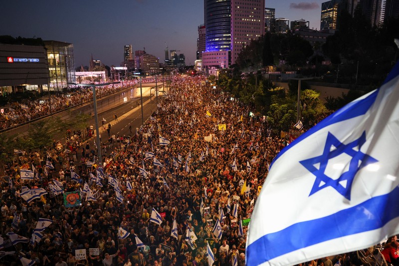 Para pengunjuk rasa berunjuk rasa menentang pemerintah dan menunjukkan dukungan bagi para sandera yang diculik selama serangan mematikan 7 Oktober, di tengah konflik yang sedang berlangsung di Gaza antara Israel dan Hamas, di Tel Aviv, Israel, 1 September 2024. (REUTERS/Florion Goga)