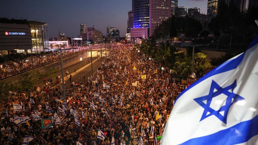 Para pengunjuk rasa berunjuk rasa menentang pemerintah dan menunjukkan dukungan bagi para sandera yang diculik selama serangan mematikan 7 Oktober, di tengah konflik yang sedang berlangsung di Gaza antara Israel dan Hamas, di Tel Aviv, Israel, 1 September 2024. (REUTERS/Florion Goga)