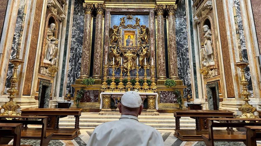 Paus Fransiskus berdoa di Basilika Santa Maria Maggiore, Roma, Italia.