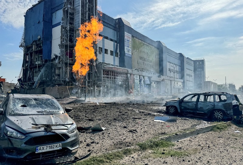 Pemandangan yang menunjukkan lokasi serangan rudal Rusia, di tengah serangan Rusia terhadap Ukraina, di Kharkiv, Ukraina, 1 September 2024. Pemandangan yang menunjukkan lokasi serangan rudal Rusia, di tengah serangan Rusia terhadap Ukraina, di Kharkiv, Ukraina, 1 September 2024. (REUTERS/Vitalii Hnidyi)