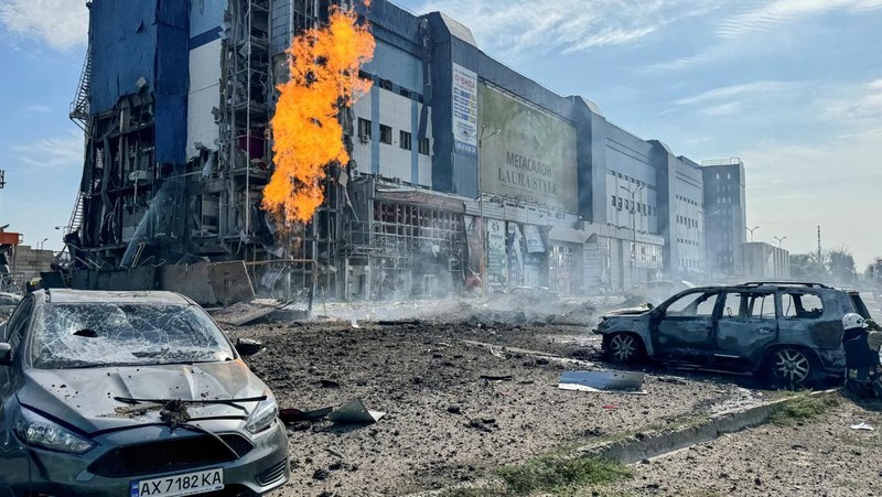 Pemandangan yang menunjukkan lokasi serangan rudal Rusia, di tengah serangan Rusia terhadap Ukraina, di Kharkiv, Ukraina, 1 September 2024. (REUTERS/Vitalii Hnidyi)