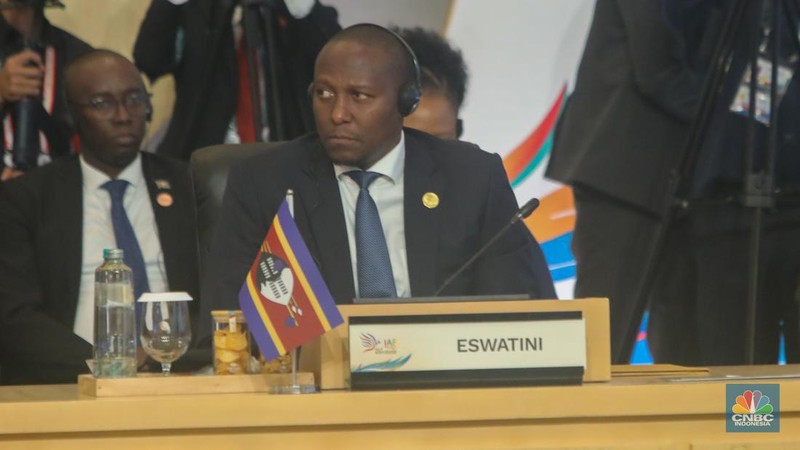 Presiden Joko Widodo dan Wakil Presiden Zimbabwe, Kembo Champbell Dugishi Mohadi berjabat tangan sebelum pertemuan bilateral dalam acara High-Level Forum on Multi-Stakeholder Partnerships (HLF-MSP) 2024 dan Indonesia-Africa Forum II di Hotel Mulia, Nusa Dua, Bali, Senin (2/9/2024). (CNBC Indonesia/Faisal Rahman)