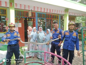 Ular Sanca 1,5 Meter Ditemukan di Bangunan TK di Cibinong Bogor