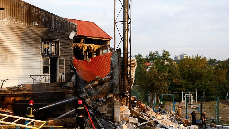 Ledakan setelah serangan rudal Rusia terlihat di langit kota selama serangan rudal Rusia, di tengah serangan Rusia terhadap Ukraina, di Kyiv, Ukraina 2 September 2024. (REUTERS/Gleb Garanich)