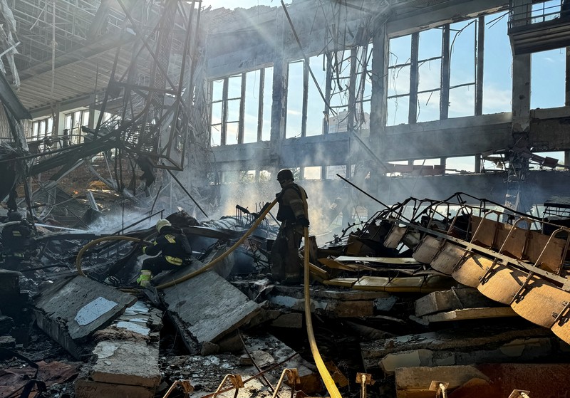 Pemandangan yang menunjukkan lokasi serangan rudal Rusia, di tengah serangan Rusia terhadap Ukraina, di Kharkiv, Ukraina, 1 September 2024. (REUTERS/Vitalii Hnidyi)