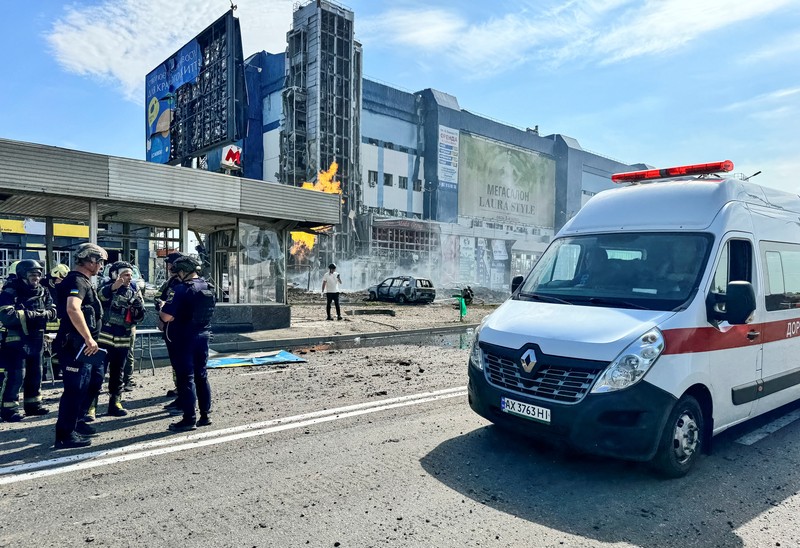 Pemandangan yang menunjukkan lokasi serangan rudal Rusia, di tengah serangan Rusia terhadap Ukraina, di Kharkiv, Ukraina, 1 September 2024. (REUTERS/Vitalii Hnidyi)