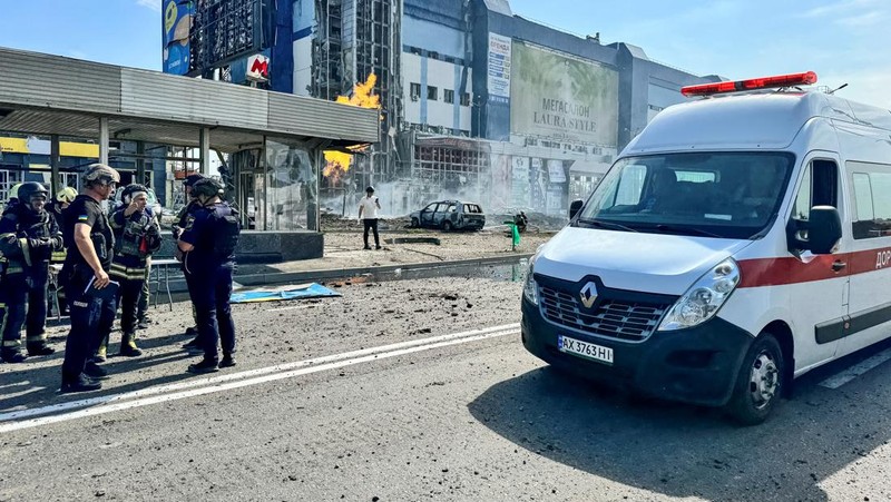 Pemandangan yang menunjukkan lokasi serangan rudal Rusia, di tengah serangan Rusia terhadap Ukraina, di Kharkiv, Ukraina, 1 September 2024. (REUTERS/Vitalii Hnidyi)