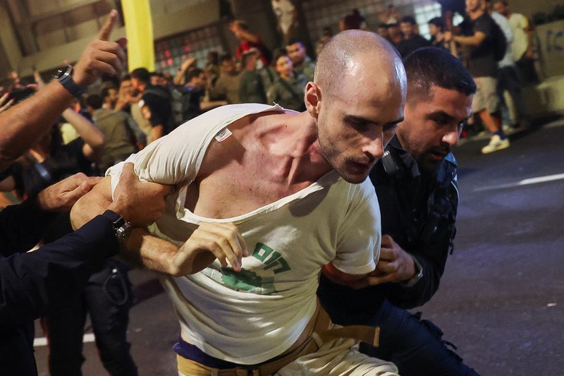 Para pengunjuk rasa berunjuk rasa menentang pemerintah dan menunjukkan dukungan bagi para sandera yang diculik selama serangan mematikan 7 Oktober, di tengah konflik yang sedang berlangsung di Gaza antara Israel dan Hamas, di Tel Aviv, Israel, 1 September 2024. (REUTERS/Florion Goga)
