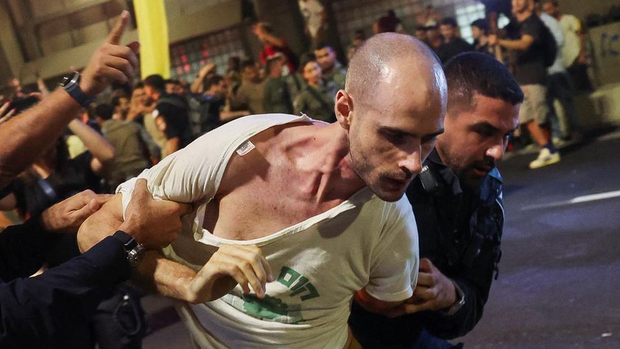 Para pengunjuk rasa berunjuk rasa menentang pemerintah dan menunjukkan dukungan bagi para sandera yang diculik selama serangan mematikan 7 Oktober, di tengah konflik yang sedang berlangsung di Gaza antara Israel dan Hamas, di Tel Aviv, Israel, 1 September 2024. (REUTERS/Florion Goga)