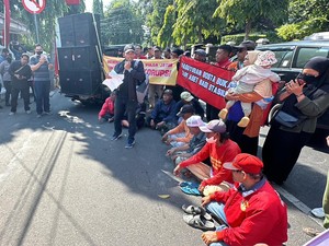 PKL, Tukang Ojek dan Becak Demo Protes Penataan di Stasiun Kota Kediri