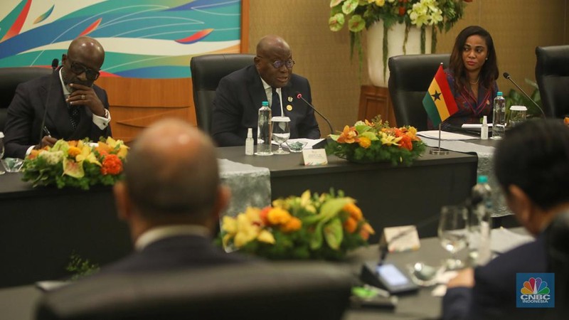 Presiden Joko Widodo dan Wakil Presiden Zimbabwe, Kembo Champbell Dugishi Mohadi berjabat tangan sebelum pertemuan bilateral dalam acara High-Level Forum on Multi-Stakeholder Partnerships (HLF-MSP) 2024 dan Indonesia-Africa Forum II di Hotel Mulia, Nusa Dua, Bali, Senin (2/9/2024). (CNBC Indonesia/Faisal Rahman)