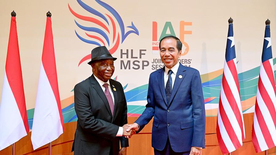 Presiden Joko Widodo (Jokowi) melakukan pertemuan bilateral dengan Presiden Liberia Joseph Nyuma Boakai di Hotel Mulia, Nusa Dua, Bali, Senin (2/9/2024). (Dok. BPMI)