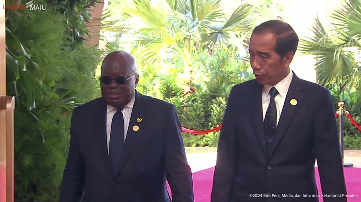 Presiden Joko Widodo menyambut kedatangan Presiden Republik Ghana Nana Addo Dankwa Akufo-Addo dalam  Multi Stakeholder Partnership (HLF-MSP) 2024 dan Forum Indonesia-Africa (IAF) ke-2. (Tangkapan Layar Youtube Sekretariat Presiden)