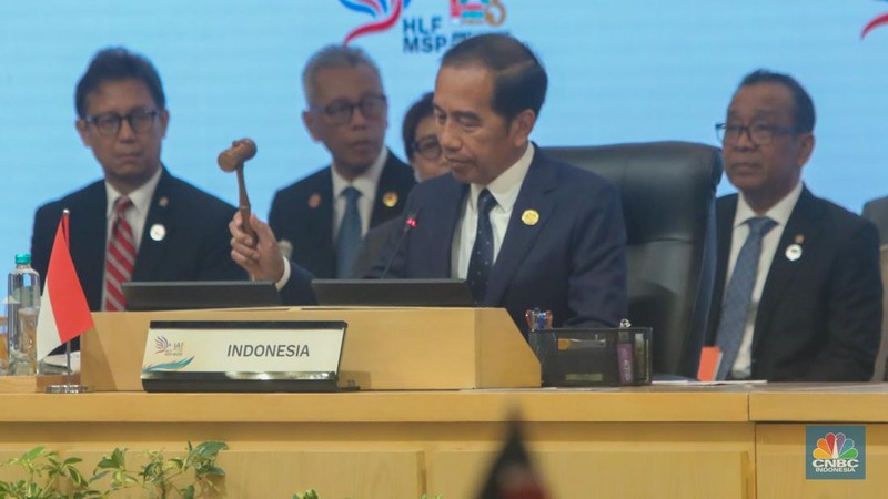 Presiden Joko Widodo dan Wakil Presiden Zimbabwe, Kembo Champbell Dugishi Mohadi berjabat tangan sebelum pertemuan bilateral dalam acara High-Level Forum on Multi-Stakeholder Partnerships (HLF-MSP) 2024 dan Indonesia-Africa Forum II di Hotel Mulia, Nusa Dua, Bali, Senin (2/9/2024). (CNBC Indonesia/Faisal Rahman)