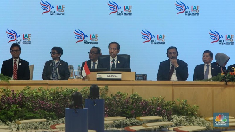 Presiden Joko Widodo dan Wakil Presiden Zimbabwe, Kembo Champbell Dugishi Mohadi berjabat tangan sebelum pertemuan bilateral dalam acara High-Level Forum on Multi-Stakeholder Partnerships (HLF-MSP) 2024 dan Indonesia-Africa Forum II di Hotel Mulia, Nusa Dua, Bali, Senin (2/9/2024). (CNBC Indonesia/Faisal Rahman)