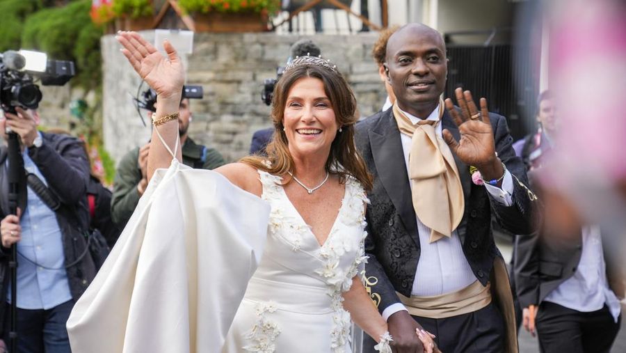 Putri Norwegia Martha Louise dan Durek Verrett tiba untuk pesta pernikahan mereka, di Geiranger, Norwegia, Sabtu 31 Agustus 2024. (Heiko Junge/NTB via AP)