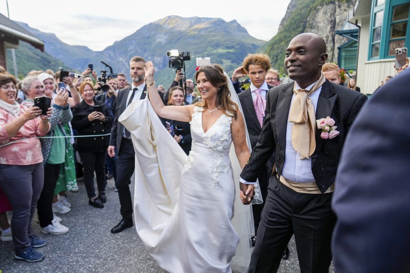 Putri Norwegia Martha Louise dan Durek Verrett tiba untuk pesta pernikahan mereka, di Geiranger, Norwegia, Sabtu 31 Agustus 2024. (Cornelius Poppe/NTB via AP)