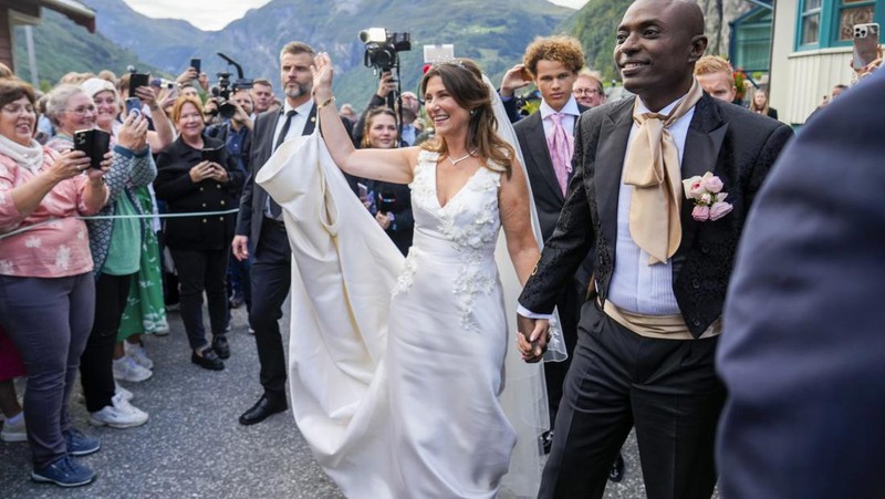 Putri Norwegia Martha Louise dan Durek Verrett tiba untuk pesta pernikahan mereka, di Geiranger, Norwegia, Sabtu 31 Agustus 2024. (Cornelius Poppe/NTB via AP)