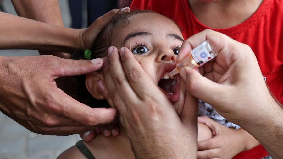 Seorang gadis Palestina divaksinasi polio, di pusat perawatan kesehatan Perserikatan Bangsa-Bangsa di Deir Al-Balah di Jalur Gaza tengah, 1 September 2024. (REUTERS/Ramadan Abed)