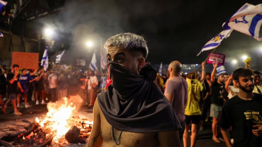 Seorang pengunjuk rasa menghadiri unjuk rasa menentang pemerintah dan untuk menunjukkan dukungan bagi para sandera yang diculik selama serangan mematikan 7 Oktober, di tengah konflik yang sedang berlangsung di Gaza antara Israel dan Hamas, di Tel Aviv, Israel, 1 September 2024. (REUTERS/Florion Goga)