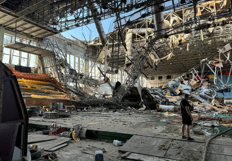 Pemandangan yang menunjukkan lokasi serangan rudal Rusia, di tengah serangan Rusia terhadap Ukraina, di Kharkiv, Ukraina, 1 September 2024. Pemandangan yang menunjukkan lokasi serangan rudal Rusia, di tengah serangan Rusia terhadap Ukraina, di Kharkiv, Ukraina, 1 September 2024. (REUTERS/Vitalii Hnidyi)