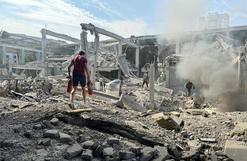 Pemandangan yang menunjukkan lokasi serangan rudal Rusia, di tengah serangan Rusia terhadap Ukraina, di Kharkiv, Ukraina, 1 September 2024. (REUTERS/Vitalii Hnidyi)