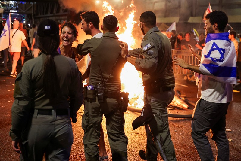 Para pengunjuk rasa berunjuk rasa menentang pemerintah dan menunjukkan dukungan bagi para sandera yang diculik selama serangan mematikan 7 Oktober, di tengah konflik yang sedang berlangsung di Gaza antara Israel dan Hamas, di Tel Aviv, Israel, 1 September 2024. (REUTERS/Florion Goga)