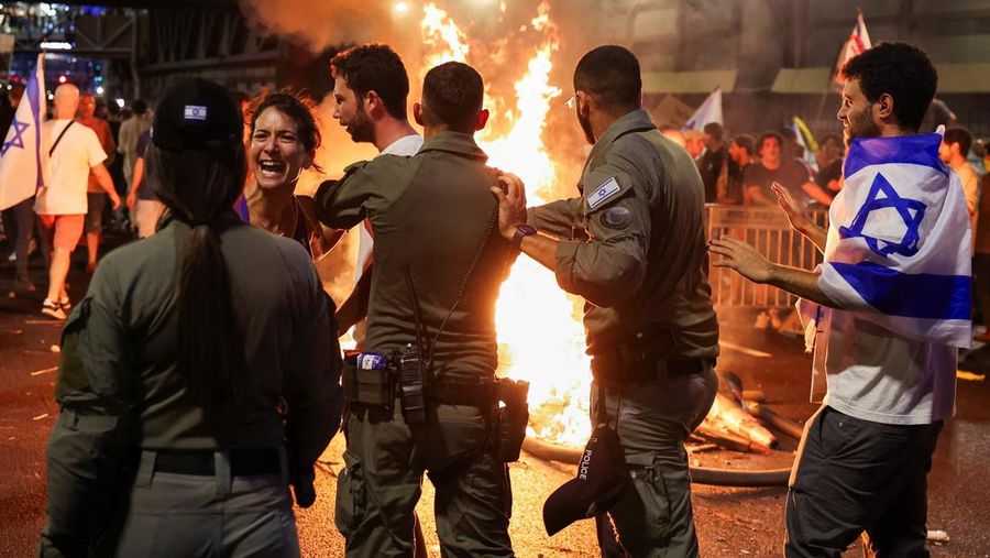 Para pengunjuk rasa berunjuk rasa menentang pemerintah dan menunjukkan dukungan bagi para sandera yang diculik selama serangan mematikan 7 Oktober, di tengah konflik yang sedang berlangsung di Gaza antara Israel dan Hamas, di Tel Aviv, Israel, 1 September 2024. (REUTERS/Florion Goga)
