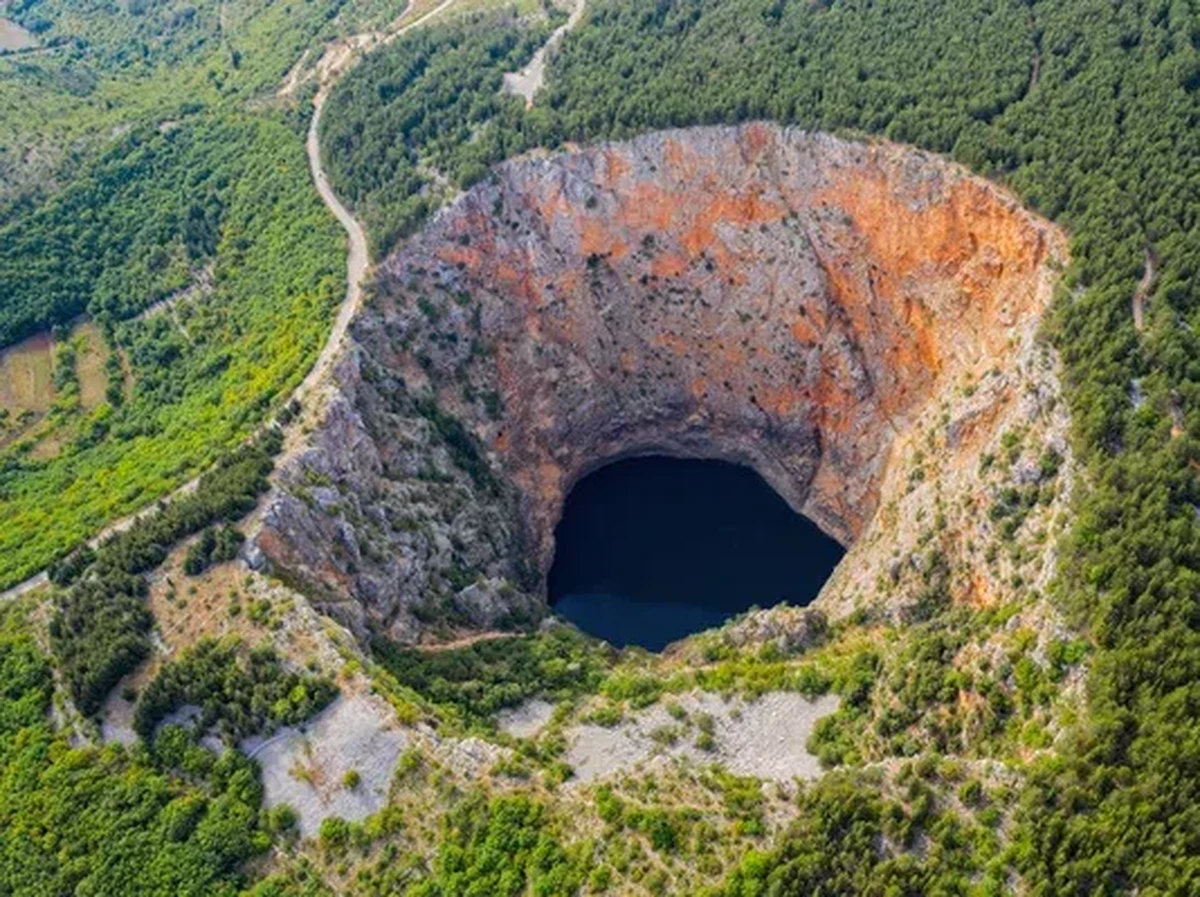 Penemuan Sinkhole Raksasa di Guangxi Ungkap Dunia Rahasia dan Ekosistem Baru