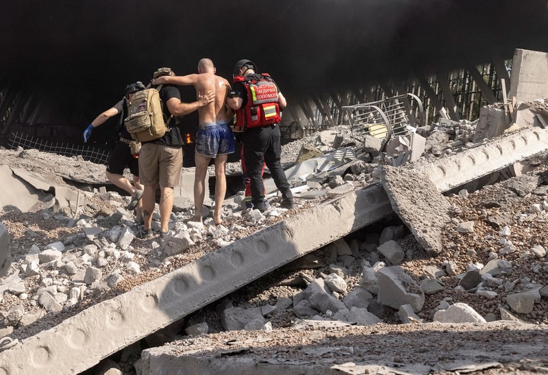 Pemandangan yang menunjukkan lokasi serangan rudal Rusia, di tengah serangan Rusia terhadap Ukraina, di Kharkiv, Ukraina, 1 September 2024. (REUTERS/Vitalii Hnidyi)