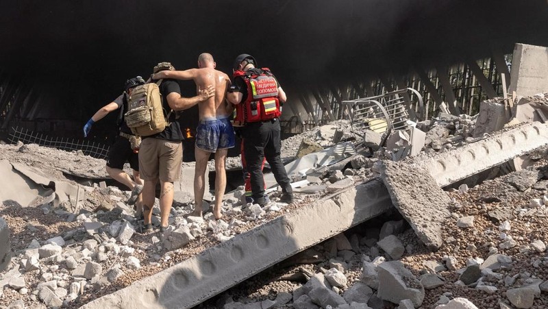 Pemandangan yang menunjukkan lokasi serangan rudal Rusia, di tengah serangan Rusia terhadap Ukraina, di Kharkiv, Ukraina, 1 September 2024. (REUTERS/Vitalii Hnidyi)